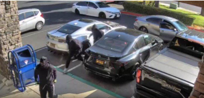 Over a Dozen Thieves Rob a Jewelery Store in California